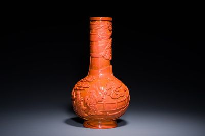 Vase de forme bouteille en verre de Pékin en rouge de corail, marque et probablement époque de Daoguang