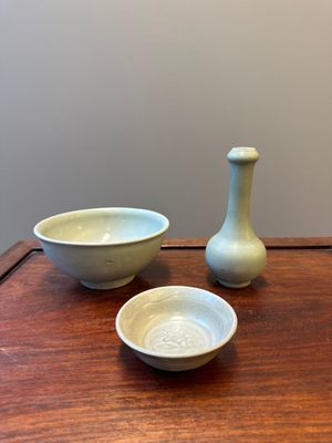 Vase de forme bouteille et deux bols en porcelaine de Chine en céladon, Yuan/Ming — photo 1