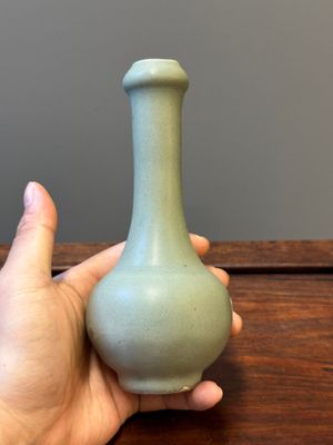 Vase de forme bouteille et deux bols en porcelaine de Chine en céladon, Yuan/Ming — photo 2