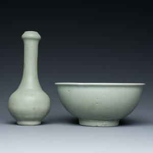 Vase de forme bouteille et deux bols en porcelaine de Chine en céladon, Yuan/Ming — photo 4