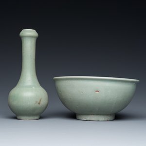 Vase de forme bouteille et deux bols en porcelaine de Chine en céladon, Yuan/Ming — photo 6