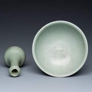 Vase de forme bouteille et deux bols en porcelaine de Chine en céladon, Yuan/Ming — photo 8