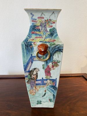 Vase de forme carrée en porcelaine de Chine famille rose à décor d'immortels, 19ème — photo 4