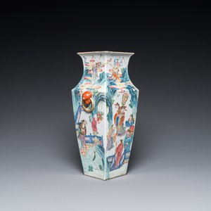 Vase de forme carrée en porcelaine de Chine famille rose à décor d'immortels, 19ème — photo 1