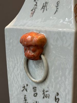 Vase de forme carrée en porcelaine de Chine qianjiang cai, signé Huang Ruming 黃汝銘, 19/20ème — photo 11