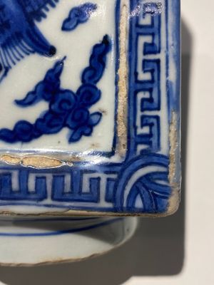 Vase de forme 'cong' en porcelaine de Chine en bleu et blanc à décor de grues et de trigrammes, Jiajing/Wanli — photo 13