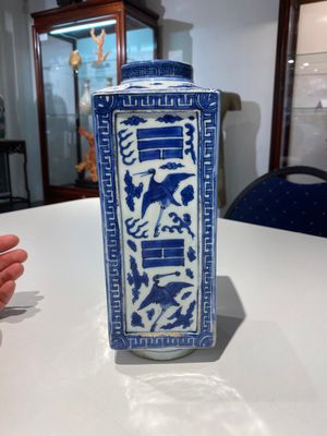 Vase de forme 'cong' en porcelaine de Chine en bleu et blanc à décor de grues et de trigrammes, Jiajing/Wanli — photo 2