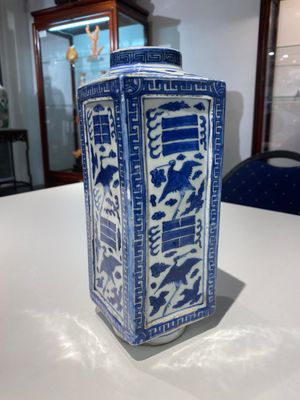 Vase de forme 'cong' en porcelaine de Chine en bleu et blanc à décor de grues et de trigrammes, Jiajing/Wanli — photo 4