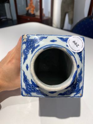 Vase de forme 'cong' en porcelaine de Chine en bleu et blanc à décor de grues et de trigrammes, Jiajing/Wanli — photo 5