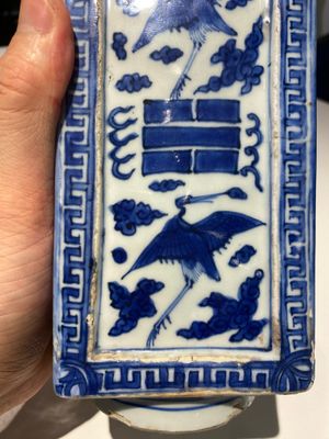 Vase de forme 'cong' en porcelaine de Chine en bleu et blanc à décor de grues et de trigrammes, Jiajing/Wanli — photo 7