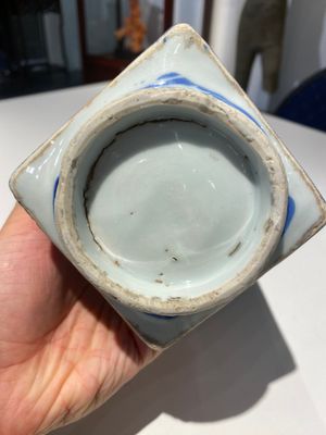 Vase de forme 'cong' en porcelaine de Chine en bleu et blanc à décor de grues et de trigrammes, Jiajing/Wanli — photo 8