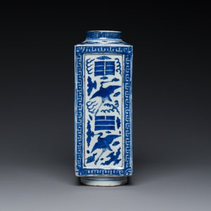 Vase de forme 'cong' en porcelaine de Chine en bleu et blanc à décor de grues et de trigrammes, Jiajing/Wanli — photo 4