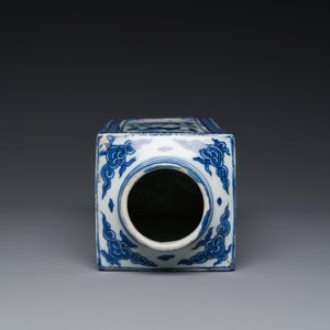 Vase de forme 'cong' en porcelaine de Chine en bleu et blanc à décor de grues et de trigrammes, Jiajing/Wanli — photo 6