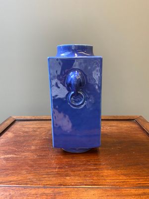 Vase de forme 'cong' en porcelaine de Chine en bleu monochrome, marque et époque de Guangxu — photo 2