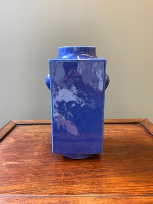 Vase de forme 'cong' en porcelaine de Chine en bleu monochrome, marque et époque de Guangxu — photo 3
