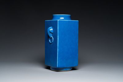 Vase de forme 'cong' en porcelaine de Chine en bleu monochrome, marque et époque de Guangxu