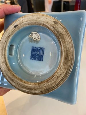 Vase de forme 'cong' en porcelaine de Chine en claire de lune monochrome, marque de Qianlong, 20ème — photo 6