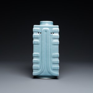 Vase de forme 'cong' en porcelaine de Chine en claire de lune monochrome, marque de Qianlong, 20ème — photo 4