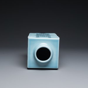 Vase de forme 'cong' en porcelaine de Chine en claire de lune monochrome, marque de Qianlong, 20ème — photo 6