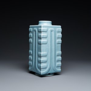Vase de forme 'cong' en porcelaine de Chine en claire de lune monochrome, marque de Qianlong, 20ème — photo 9