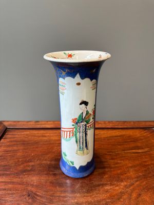 Vase de forme cornet en porcelaine de Chine famille verte à fond bleu poudré à décor de dame de la cour, Kangxi — photo 1