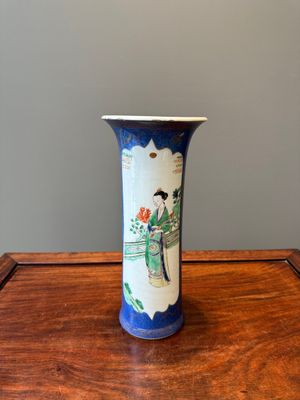 Vase de forme cornet en porcelaine de Chine famille verte à fond bleu poudré à décor de dame de la cour, Kangxi — photo 3
