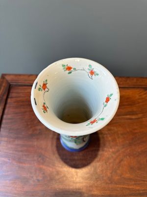 Vase de forme cornet en porcelaine de Chine famille verte à fond bleu poudré à décor de dame de la cour, Kangxi — photo 5