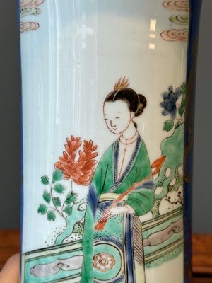 Vase de forme cornet en porcelaine de Chine famille verte à fond bleu poudré à décor de dame de la cour, Kangxi — photo 6
