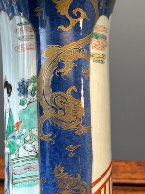 Vase de forme cornet en porcelaine de Chine famille verte à fond bleu poudré à décor de dame de la cour, Kangxi — photo 8