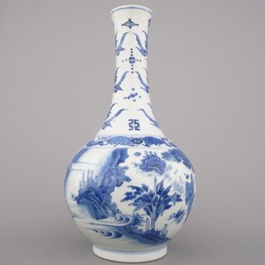 Vase de forme de bouteille en porcelaine de Chine, bleu et blanc, période de Transition, fin dynastie Ming, 17e — photo 3
