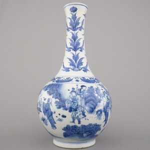 Vase de forme de bouteille en porcelaine de Chine, bleu et blanc, période de Transition, fin dynastie Ming, 17e — photo 4