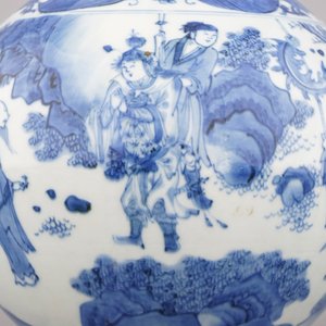 Vase de forme de bouteille en porcelaine de Chine, bleu et blanc, période de Transition, fin dynastie Ming, 17e — photo 5