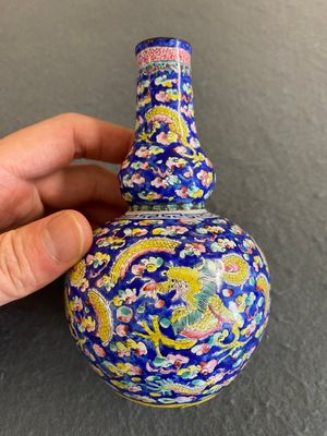 Vase de forme double gourde en émaux de Canton à décor de dragons, Chine, marque de Shangxin 赏心, Qianlong — photo 1