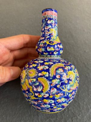 Vase de forme double gourde en émaux de Canton à décor de dragons, Chine, marque de Shangxin 赏心, Qianlong — photo 3