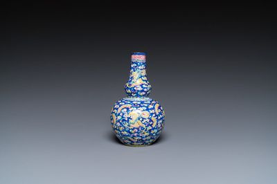 Vase de forme double gourde en émaux de Canton à décor de dragons, Chine, marque de Shangxin 赏心, Qianlong