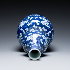 Vase de forme double gourde en porcelaine de Chine en bleu et blanc à décor de fleurs de prunus, 18ème — photo 5