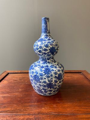 Vase de forme double gourde en porcelaine de Chine en bleu et blanc à décor de rinceaux de lotus, Jiajing/Wanli — photo 2