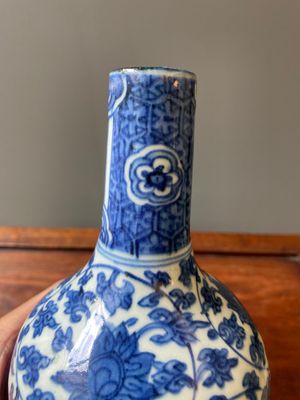 Vase de forme double gourde en porcelaine de Chine en bleu et blanc à décor de rinceaux de lotus, Jiajing/Wanli — photo 5