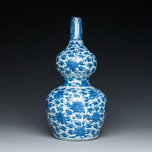 Vase de forme double gourde en porcelaine de Chine en bleu et blanc à décor de rinceaux de lotus, Jiajing/Wanli — photo 1