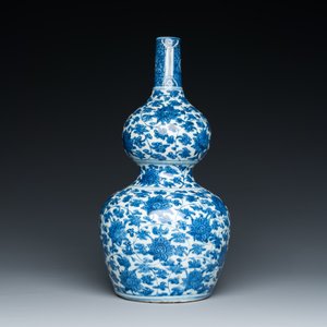 Vase de forme double gourde en porcelaine de Chine en bleu et blanc à décor de rinceaux de lotus, Jiajing/Wanli — photo 3