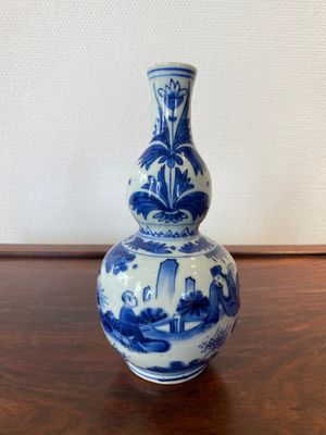 Vase de forme double gourde en porcelaine de Chine en bleu et blanc figurant un sage et deux étudiants, époque Transition — photo 1