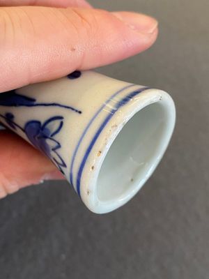 Vase de forme double gourde en porcelaine de Chine en bleu et blanc figurant un sage et deux étudiants, époque Transition — photo 12