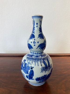 Vase de forme double gourde en porcelaine de Chine en bleu et blanc figurant un sage et deux étudiants, époque Transition — photo 2