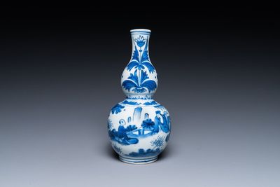 Vase de forme double gourde en porcelaine de Chine en bleu et blanc figurant un sage et deux étudiants, époque Transition