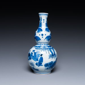 Vase de forme double gourde en porcelaine de Chine en bleu et blanc figurant un sage et deux étudiants, époque Transition — photo 4