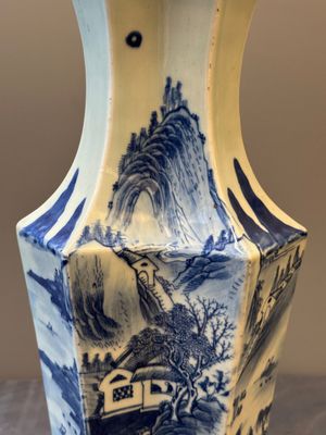 Vase de forme double losange en porcelaine de Chine en bleu et blanc à décor d'un paysage fluvial montagneux, 19ème — photo 6