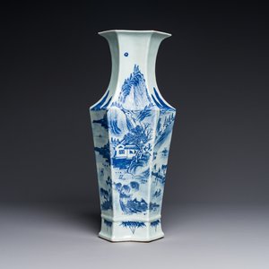 Vase de forme double losange en porcelaine de Chine en bleu et blanc à décor d'un paysage fluvial montagneux, 19ème — photo 1