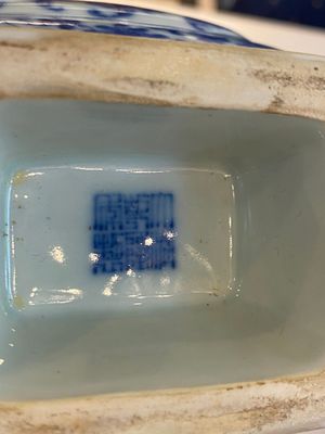 Vase de forme 'fanghu' en porcelaine de Chine en bleu et blanc aux rinceaux de lotus, marque de Qianlong, 19/20ème — photo 16