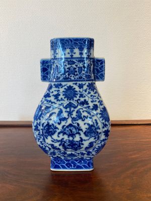 Vase de forme 'fanghu' en porcelaine de Chine en bleu et blanc aux rinceaux de lotus, marque de Qianlong, 19/20ème — photo 3