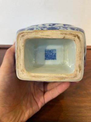 Vase de forme 'fanghu' en porcelaine de Chine en bleu et blanc aux rinceaux de lotus, marque de Qianlong, 19/20ème — photo 6